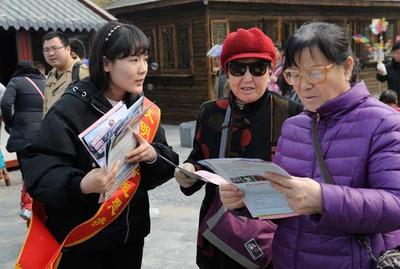濟南旅游局長率隊上街倡導誠信經營 現場服務引市民點贊